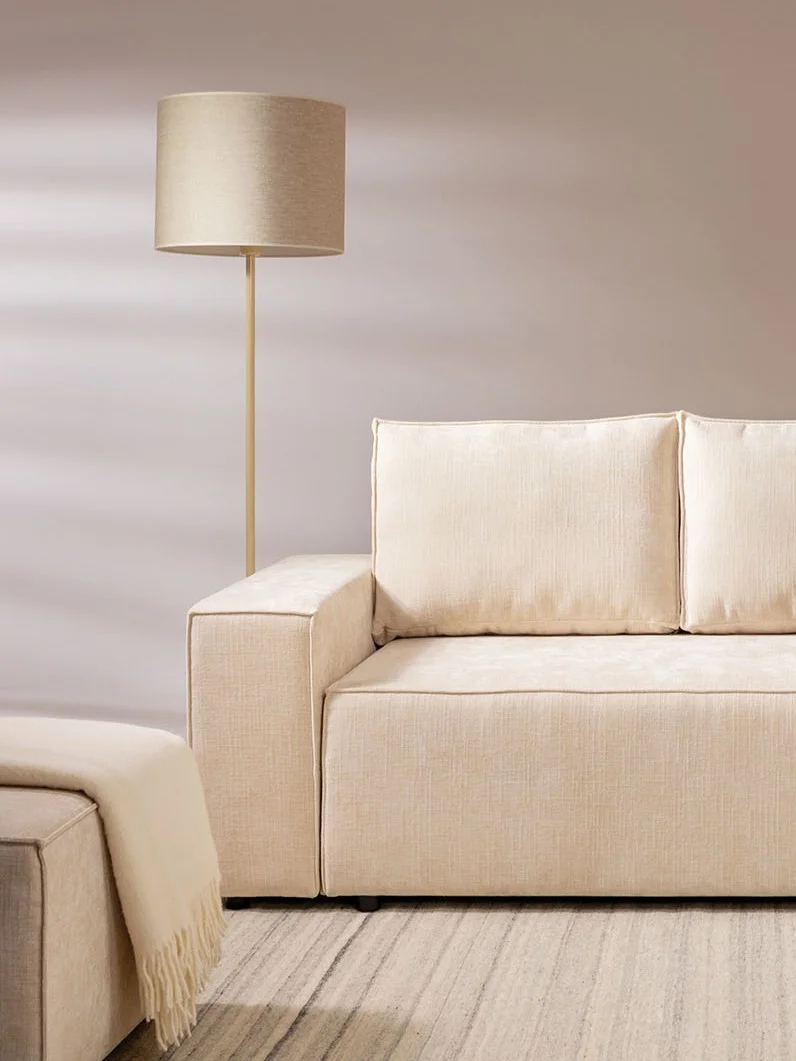 beżowa sofa w przyjemnej tkaninie vox